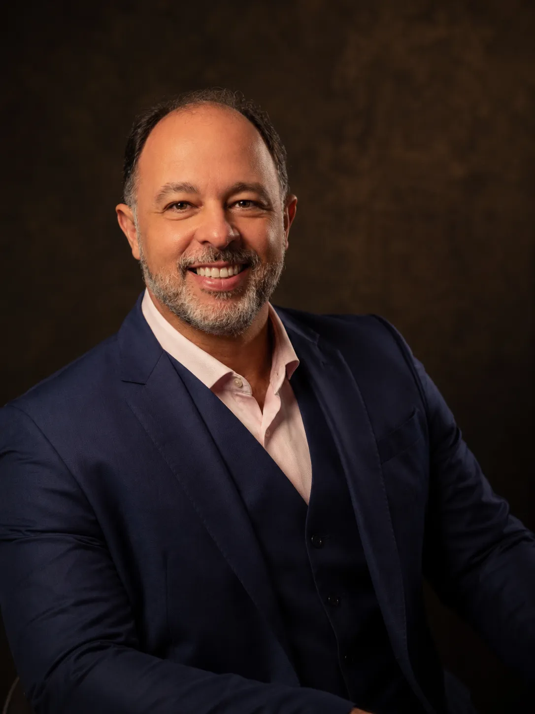 Dr. Stefan Simões, cirurgião vascular em Niterói, de terno em retrato profissional