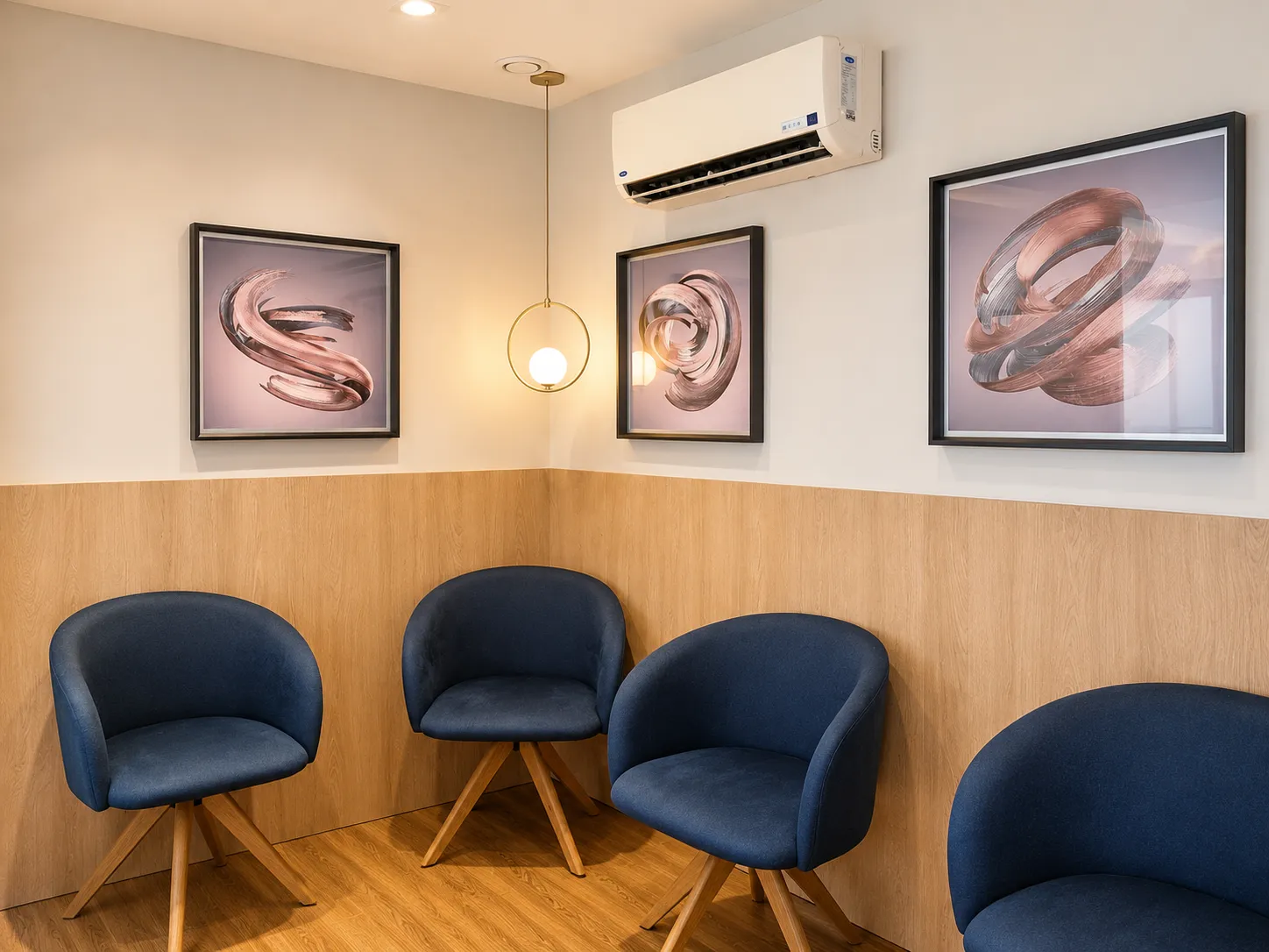 Sala de espera da Clínica AngioScan em Niterói, com poltronas claras e iluminação suave